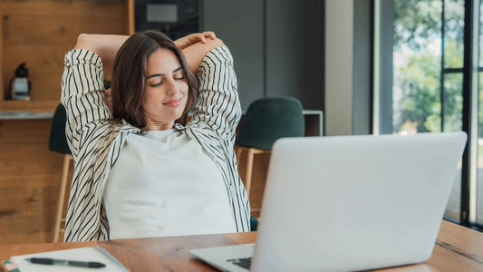 Micro-pause au travail : une personne s'éloigne de son ordinateur